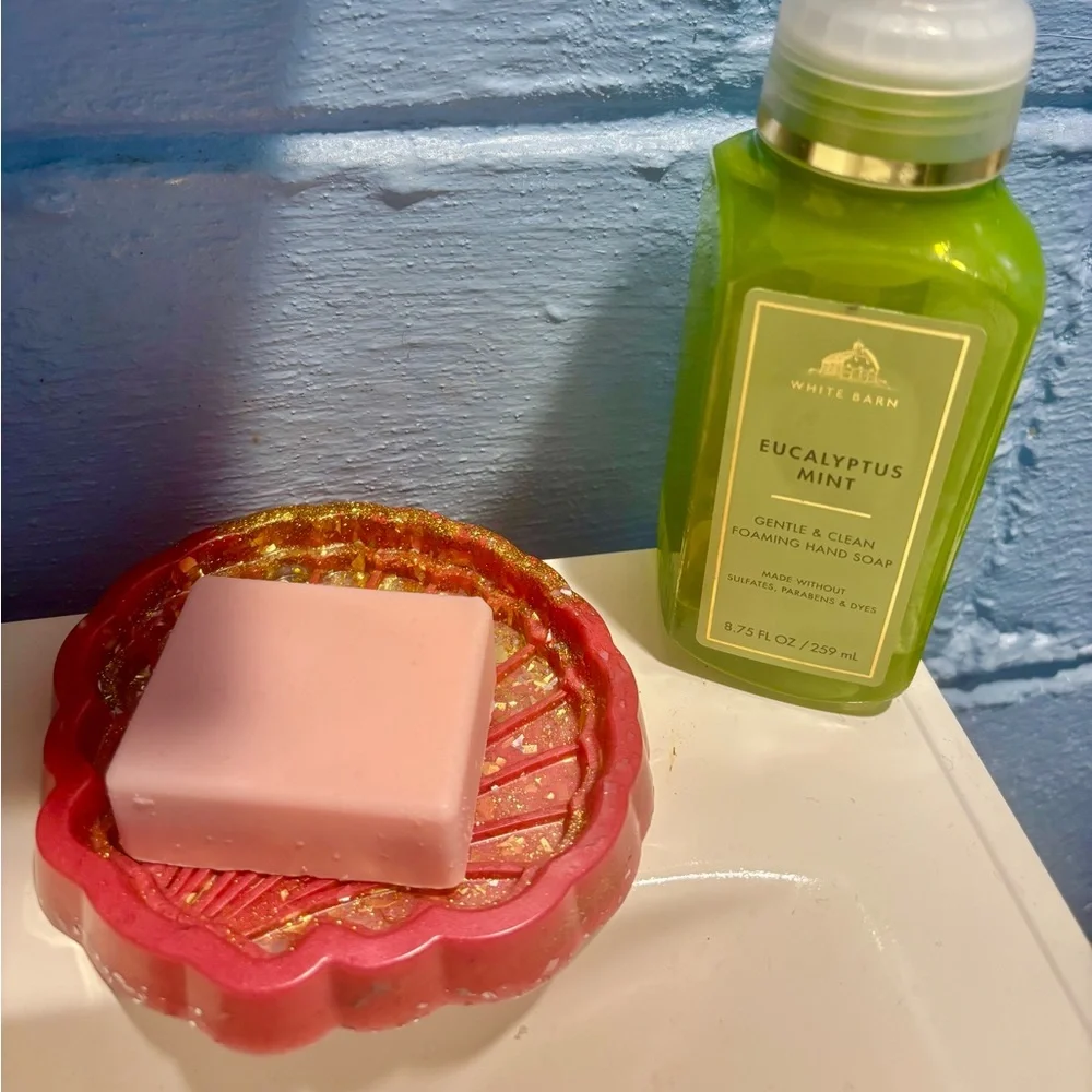 Handcrafted Resin Shell Soap/Trinket Tray.